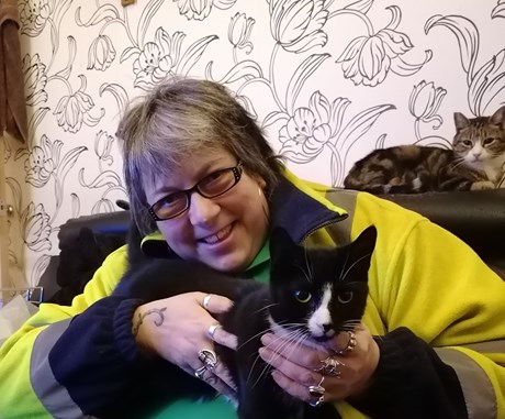 Jayne Smith with her cats Ollie and Gizzy