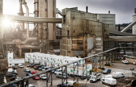Industrial building with Sunbelt Rentals site cabins outside